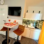 Zakatek Z Balkonem Smart Tv كوزتسالين